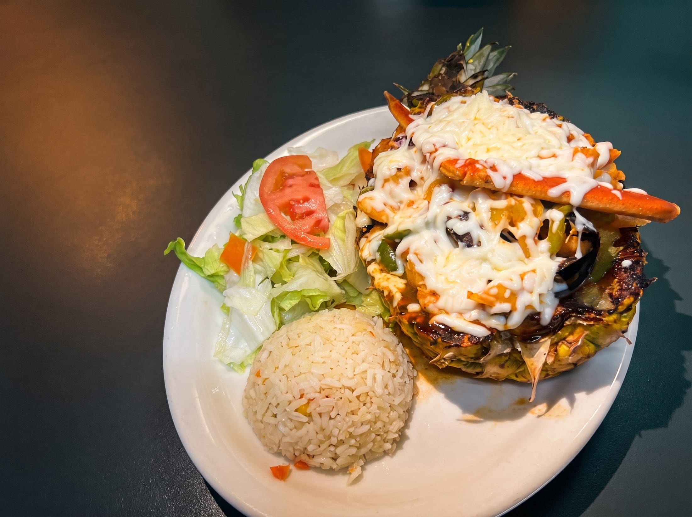 Presentación de mariscos en piña