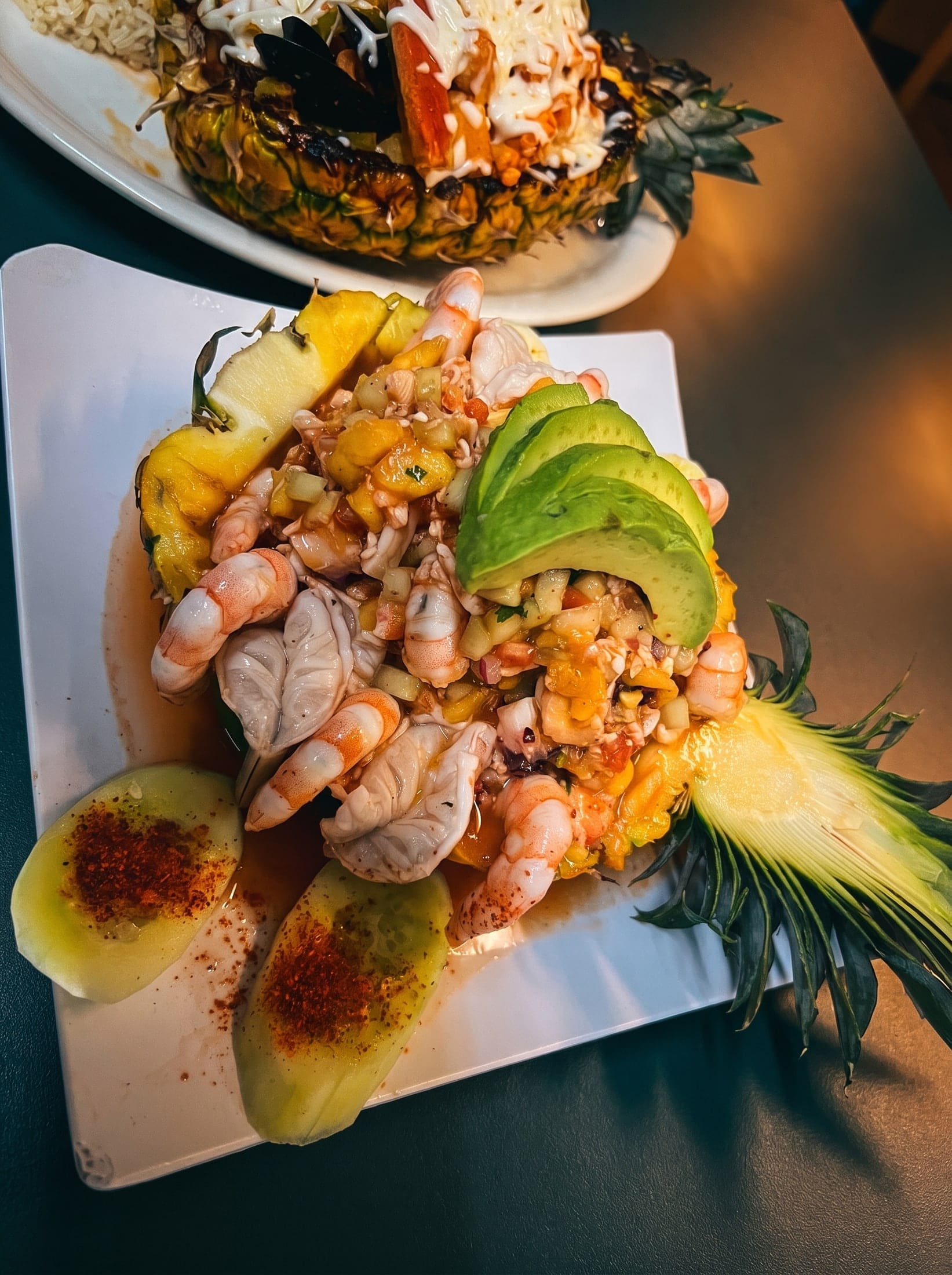 Piña cargada de mariscos con aguacate