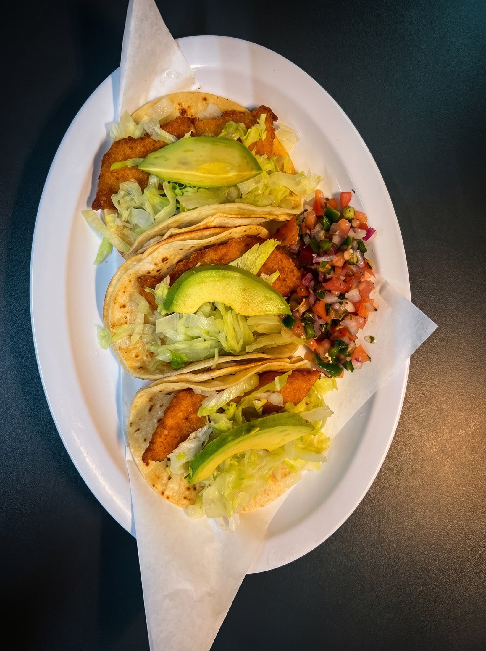 Tacos de camarón con aguacate y pico de gallo