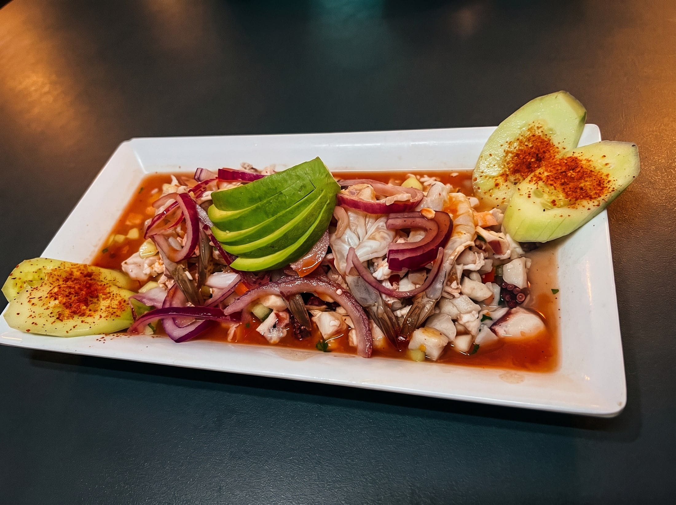 Platón de ceviche con pepino y aguacate