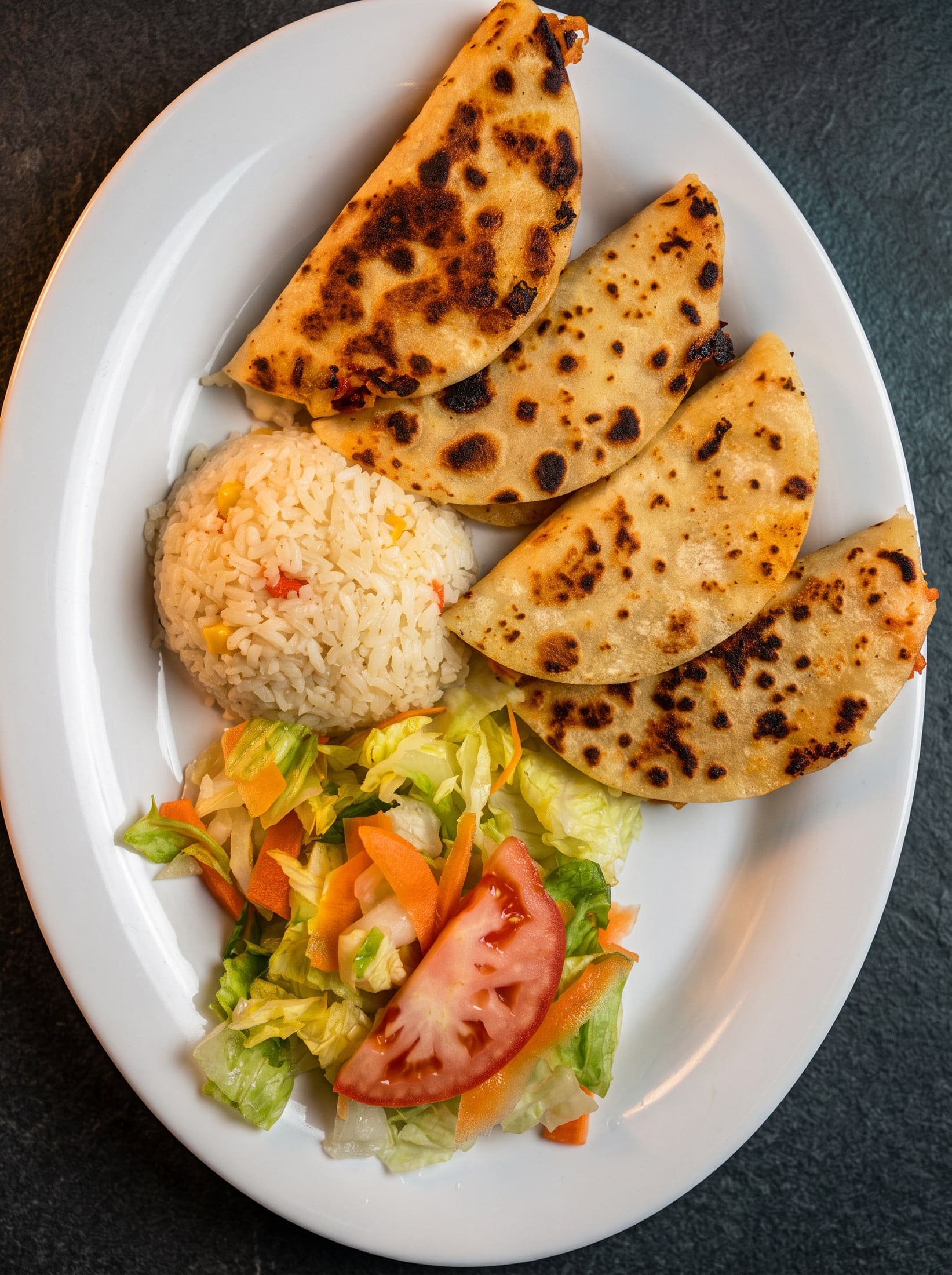 Quesadillas de camarón con arroz y ensalada