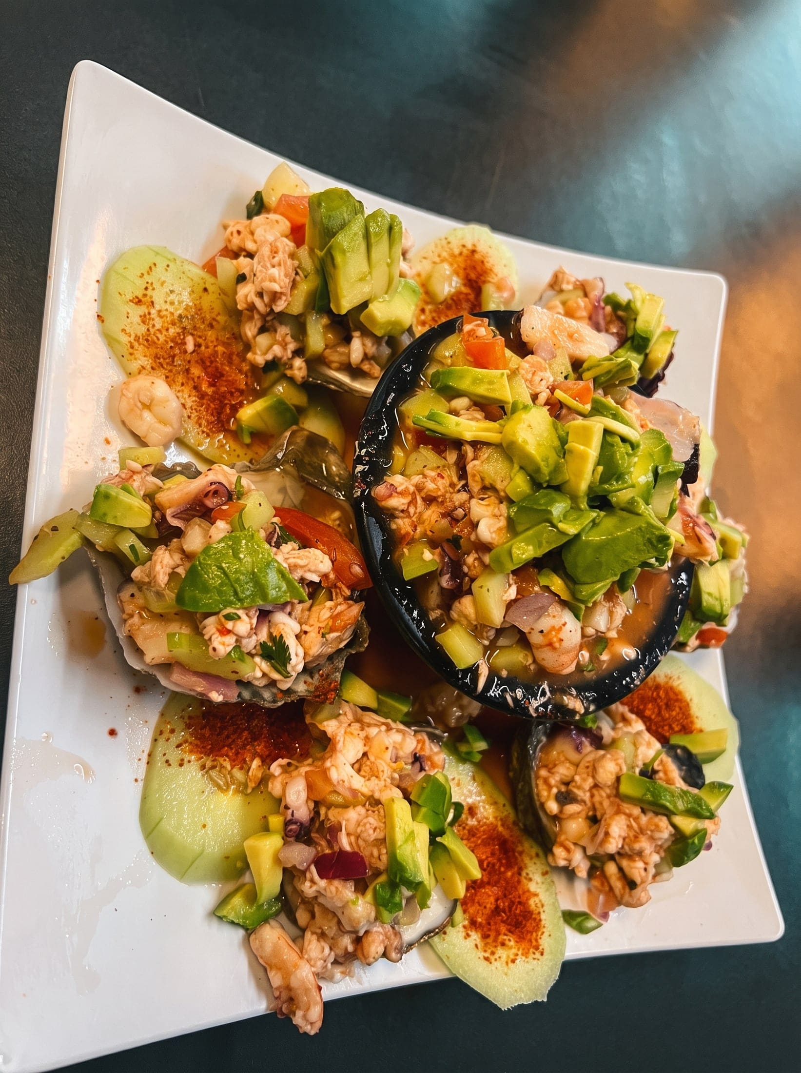 Platón de mariscos con aguacate