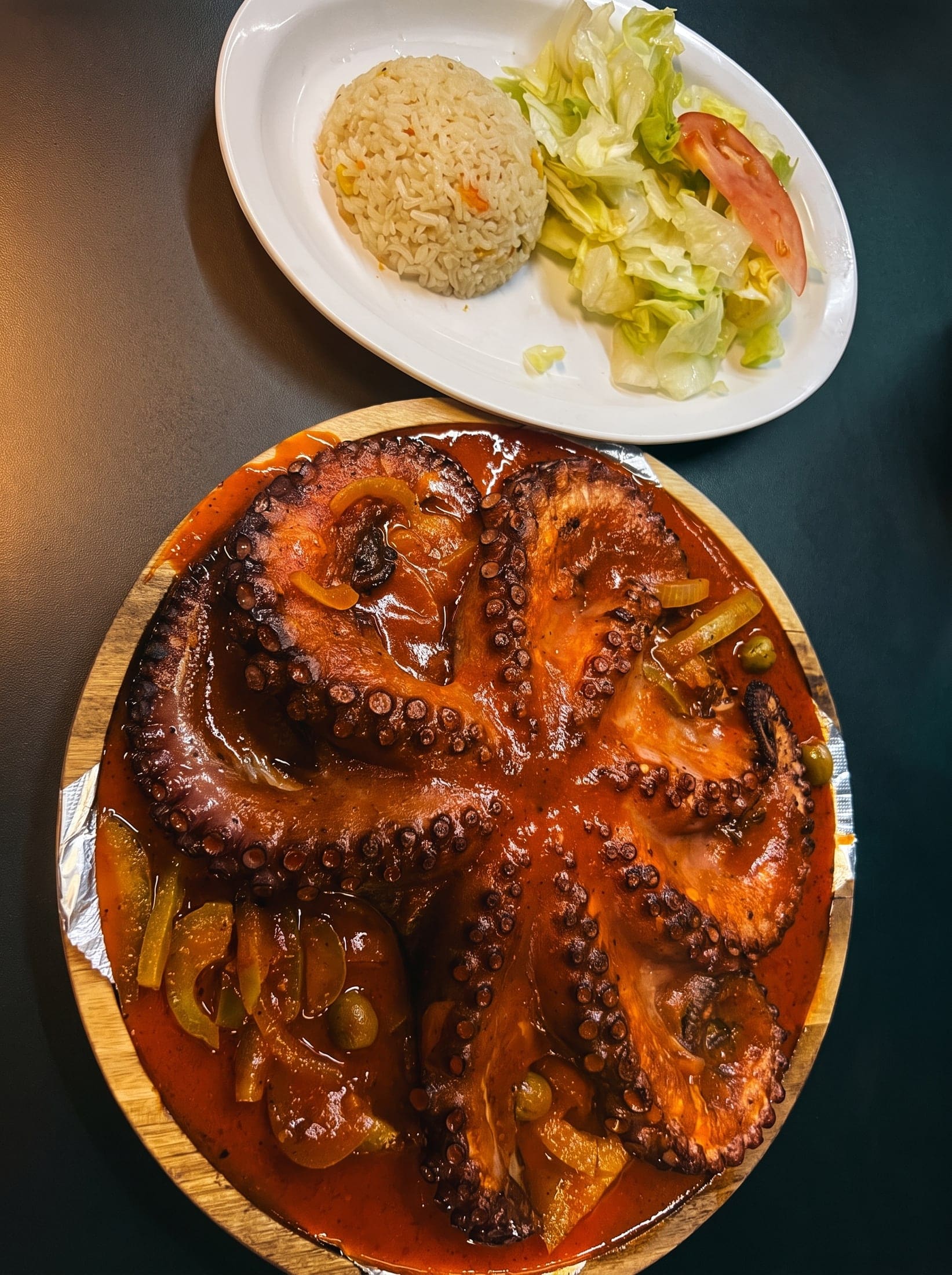 Pulpo entero en salsa de chile rojo