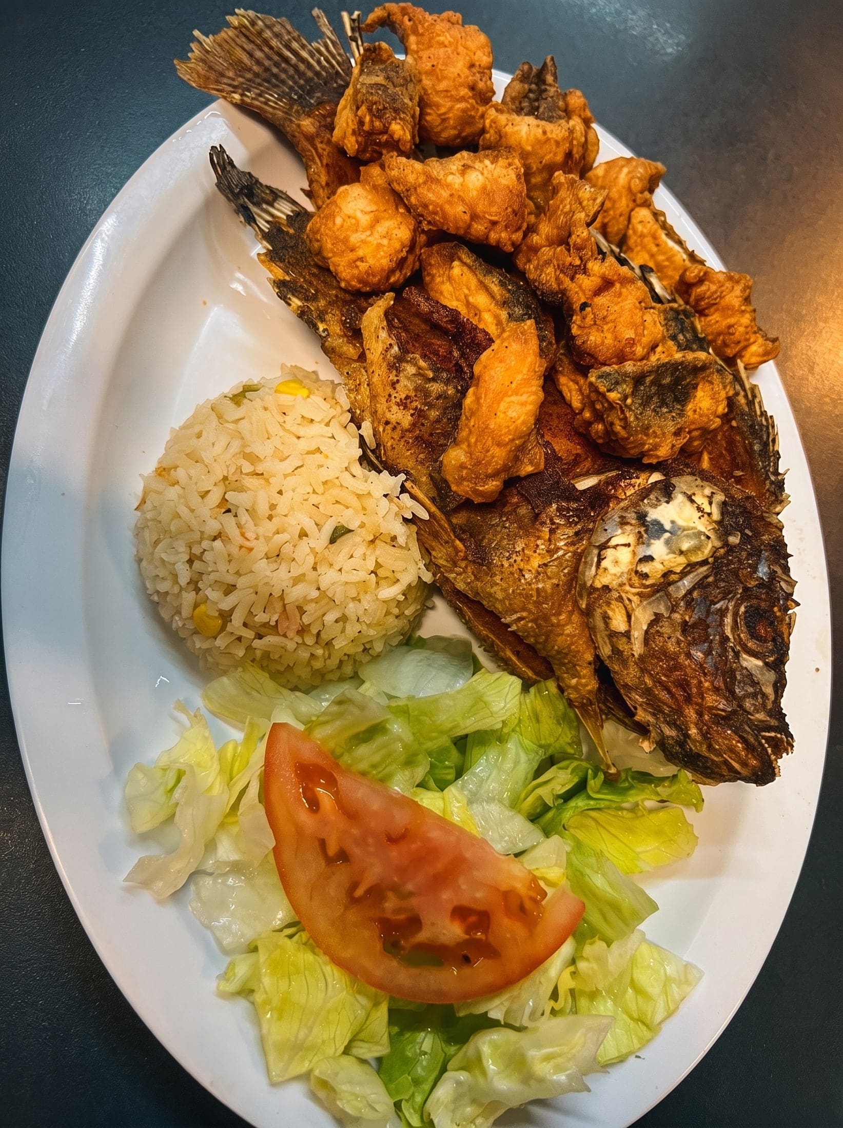 Presentación de pescado crujiente con arroz y ensalada