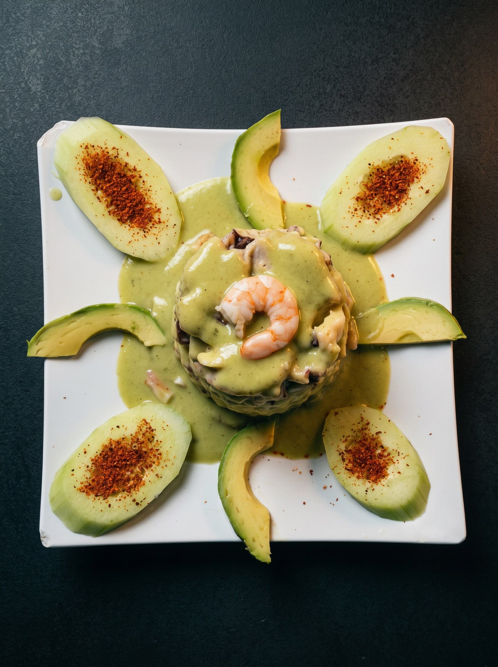 Torre de mariscos en aguachile verde