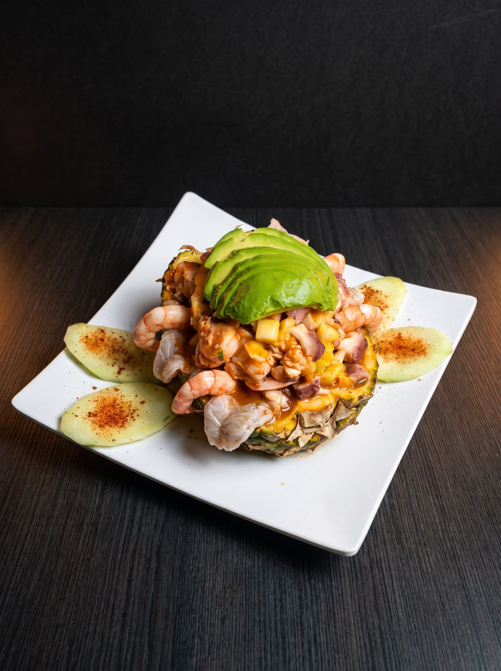 Botana de mariscos en piña
